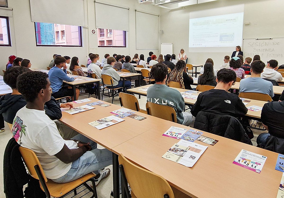 Acto de bienvenida, esta mañana, en la Facultad de Geografía e Historia de la UC, en el campus de Las Llamas.