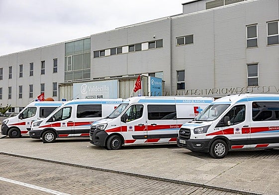 Ambulancias de la compañía valenciana Diavida, a las puertas del área de consultas externas de Valdecilla.