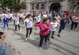 Un grupo de personas hace ejercicio en la plaza del Ayuntamiento de Santander.
