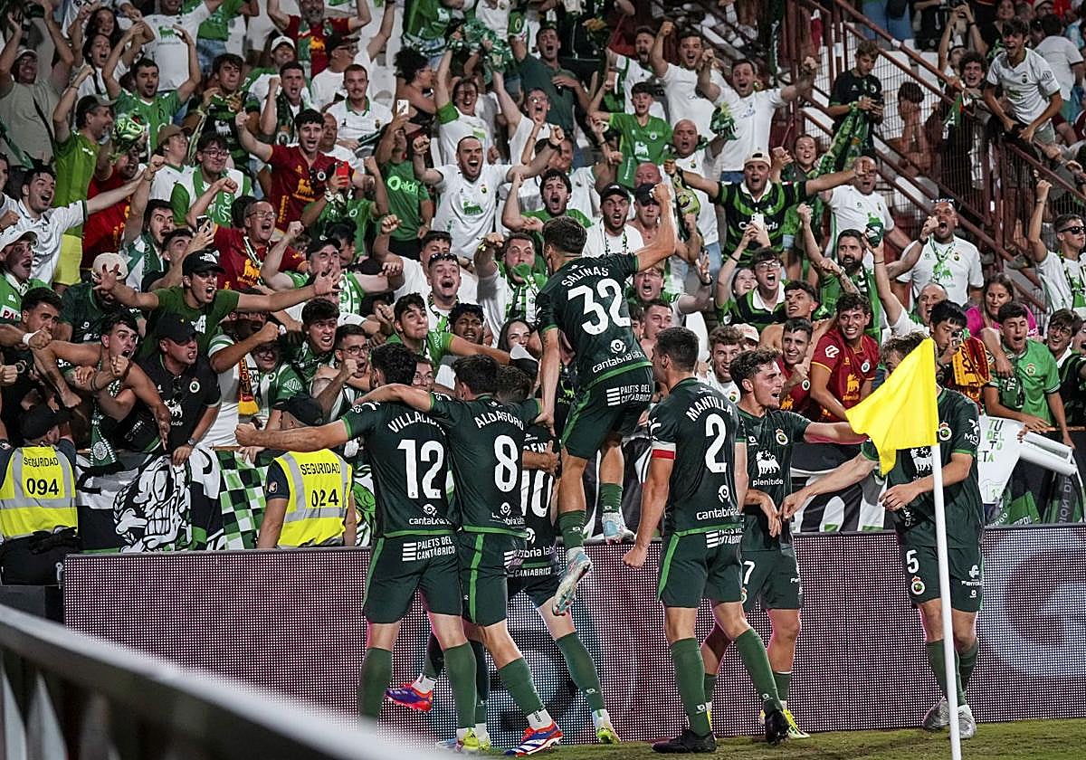 Los jugadores del Racing celebran un gol ante el Albacete con los aficionados verdiblancos de la grada.