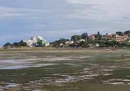 La bajamar desnuda la bahía de Santander
