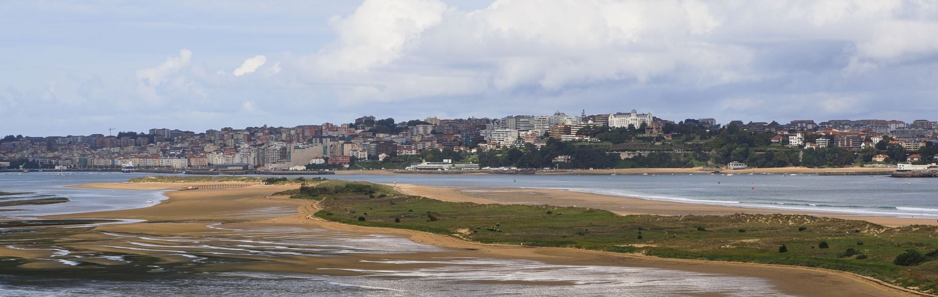 El Puntal ha multiplicado su anchura durante la bajamar de este miércoles.
