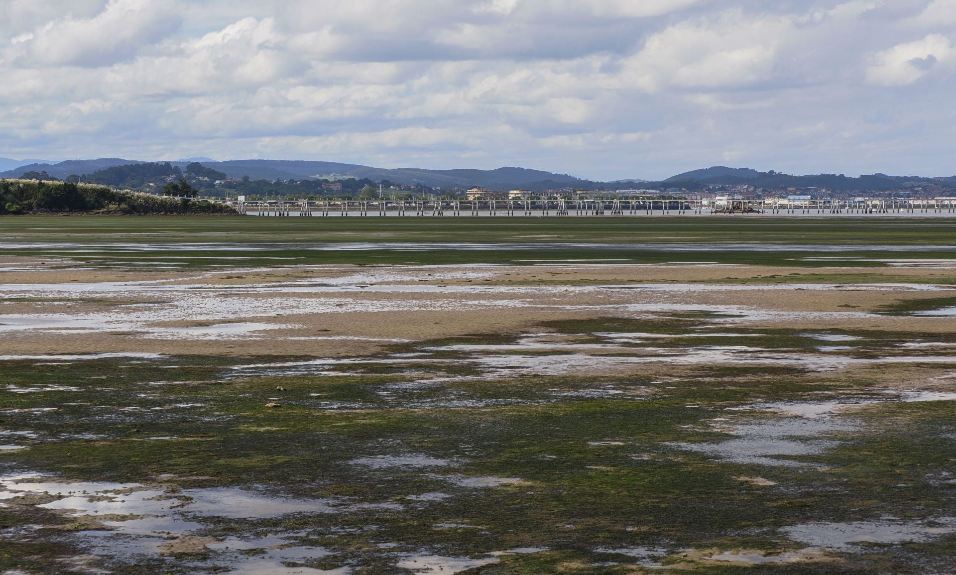La orilla sur de la bahía de Santander completamente desnuda por el fuerte retroceso del Cantábrico.