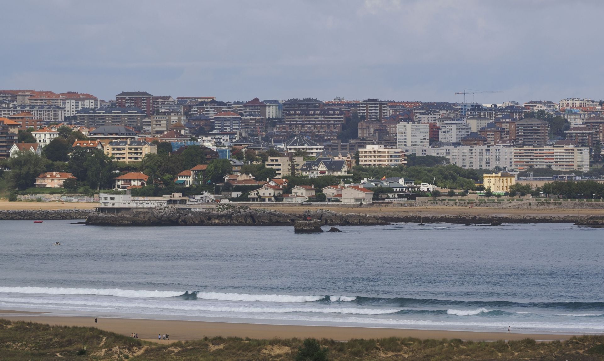 La playa de la Magdalena, vista desde Pedreña, permite apreciar el bajo nivel del mar, con la roca de La Horadada prácticamente al descubierto.