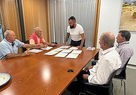 Miembros de la asociación valorando los expedientes presentados a la convocatoria.
