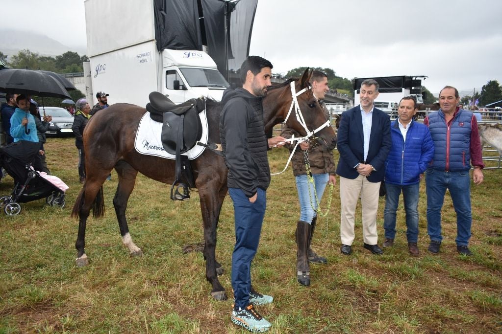 El consejero de Deportes no quiso perderse la carrera, acompañado por el alcalde de Molledo.