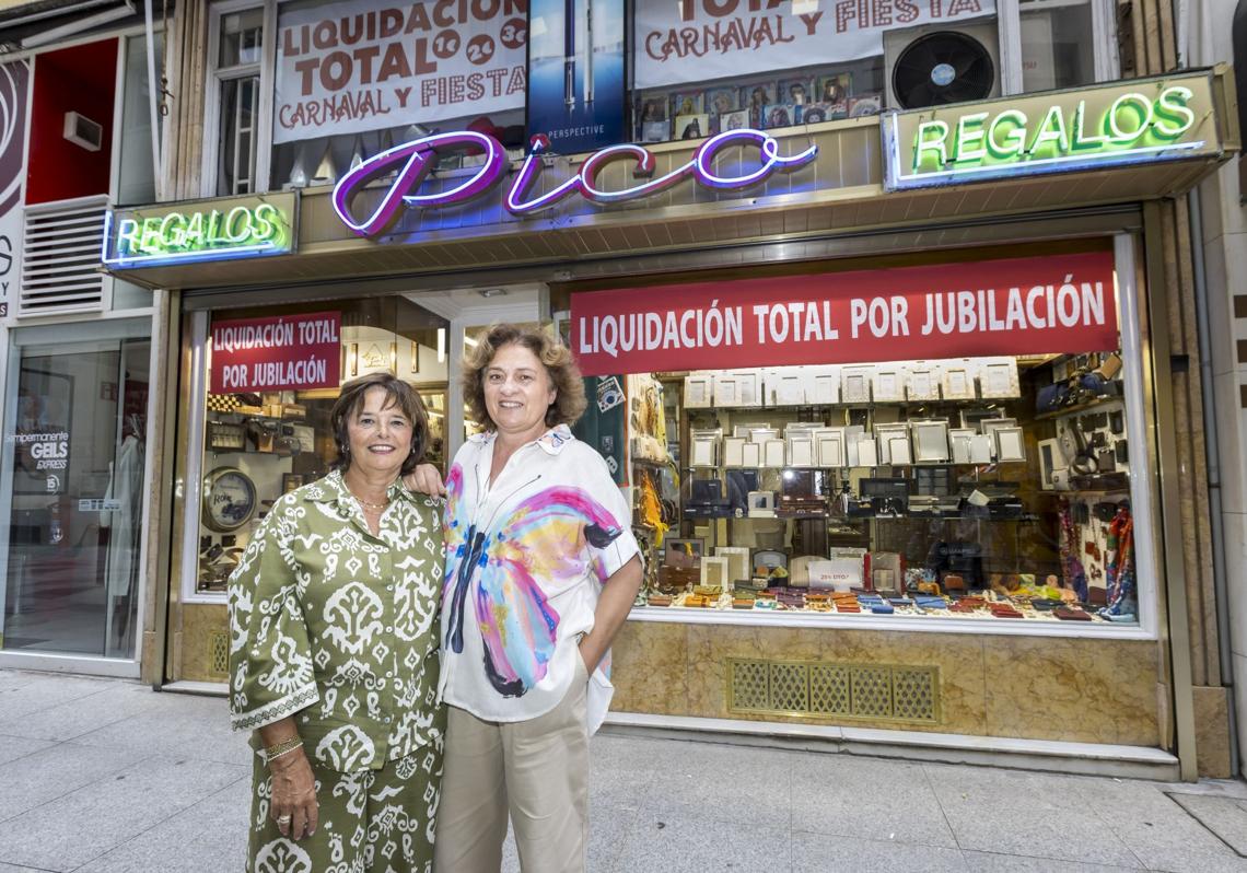 La propietaria, Ana Pico, (izquierda) y Mila García posan delante de la tienda Regalos Pico.