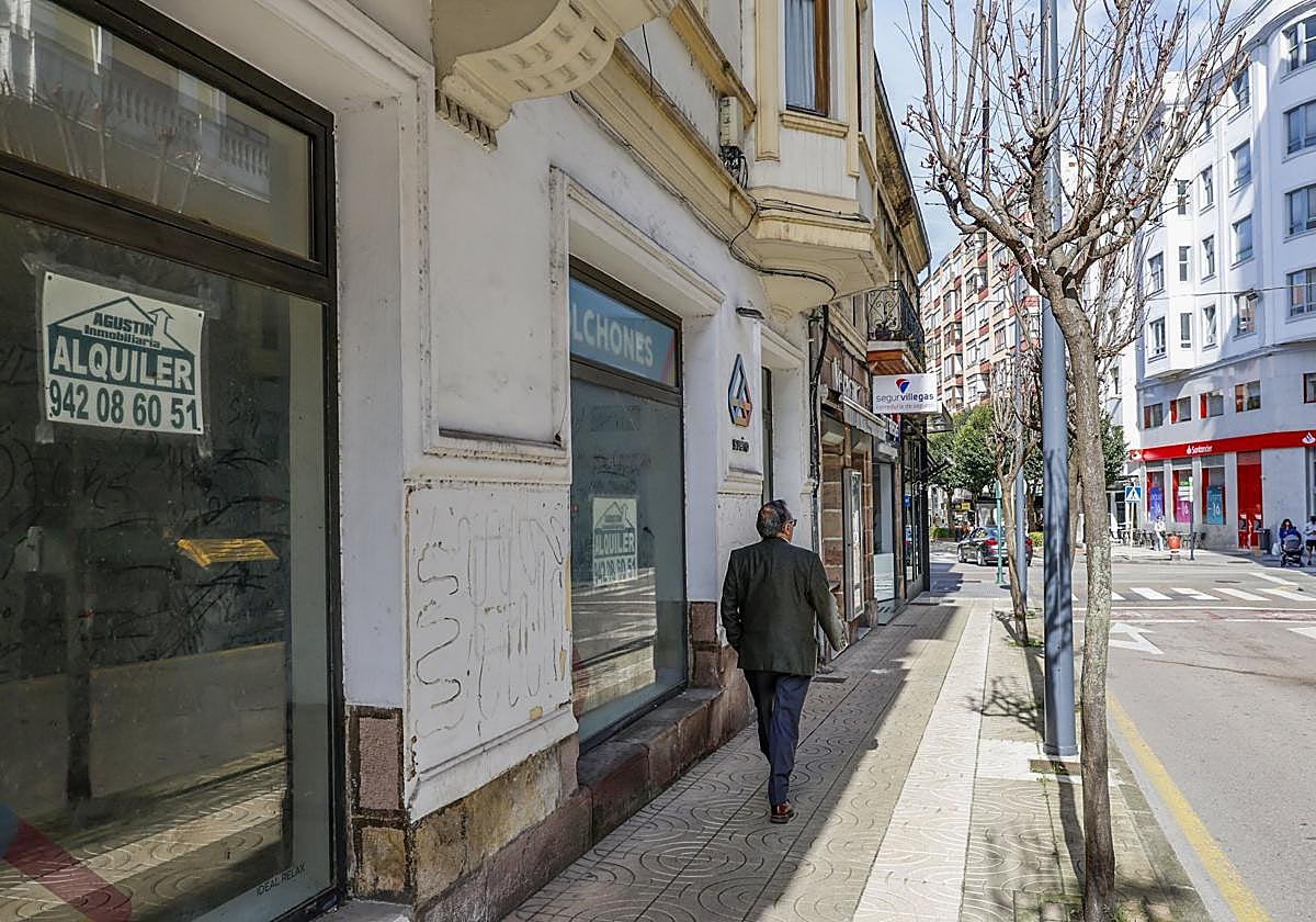 Un hombre pasea por la calle Ruiz Tagle frente a un local comercial desocupado.