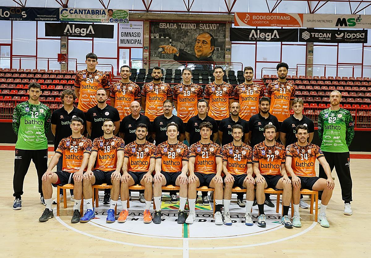 Fila superior de izquierda a derecha: Jokin Aja, Andrés Moyano, Marcio Silva, Borja Lombilla, Ángel Fernández, Juanjo Fernández y James Junior Scott. Fila centro de izquierda a derecha: Carlos Calle, Raúl Cidón, Álvaro Leiva, Pedro Vicente del Moral, Jordi Lluelles, Jacobo Cuétara, Marcos Gárate, Érik Sánchez, Juan Zaballos y Leo Tercariol. Fila inferior de izquierda a derecha: Marko Jurkovic, Jakub Prokop, Álex Rubiño, Oswaldo Maestro, Isi Martínez, Fafa Cangiani, Nico Colunga y Javi Muñoz.