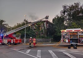 Los bomberos de Torrelavega sofocan el fuego de madrugada.