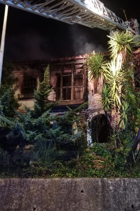 Otra imagen de la casona durante la extinción del incendio.