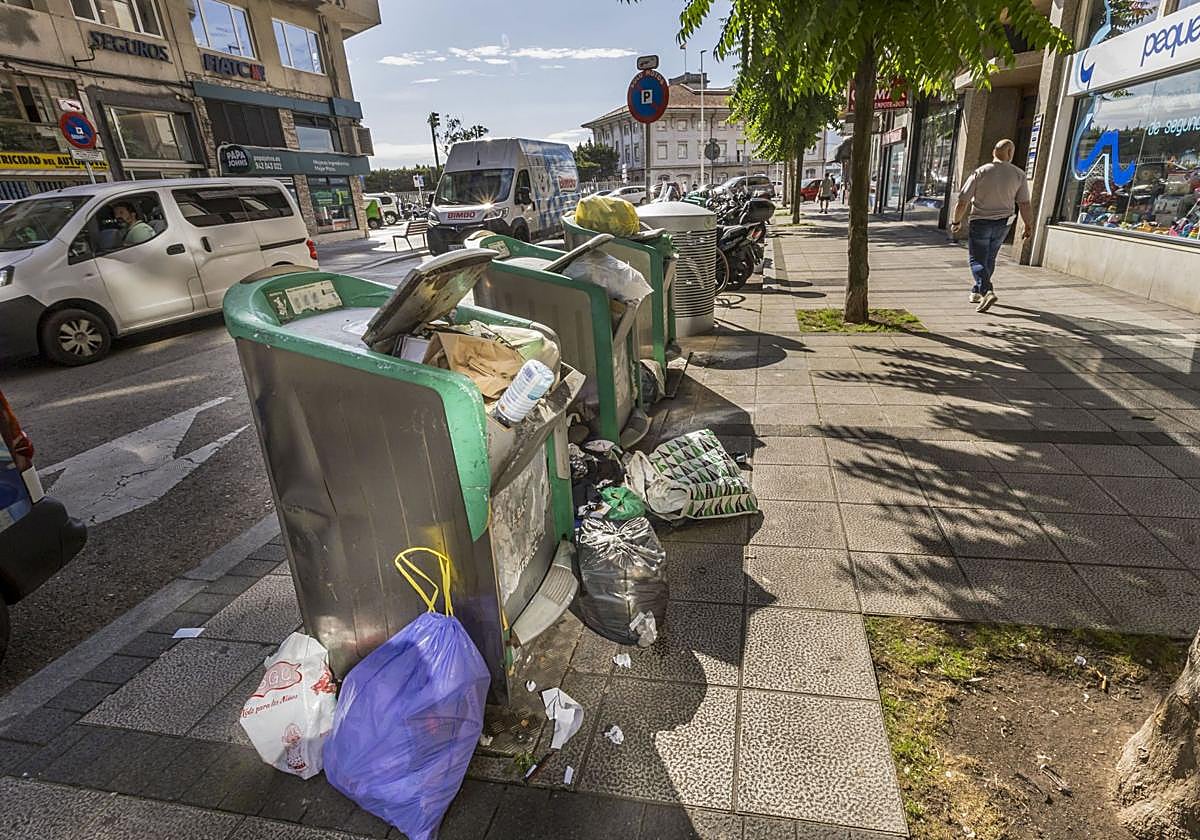 Los contenedores neumáticos de la calle Atilano Rodríguez, al lado de la calle Antonio López, ayer, llenos de basura.