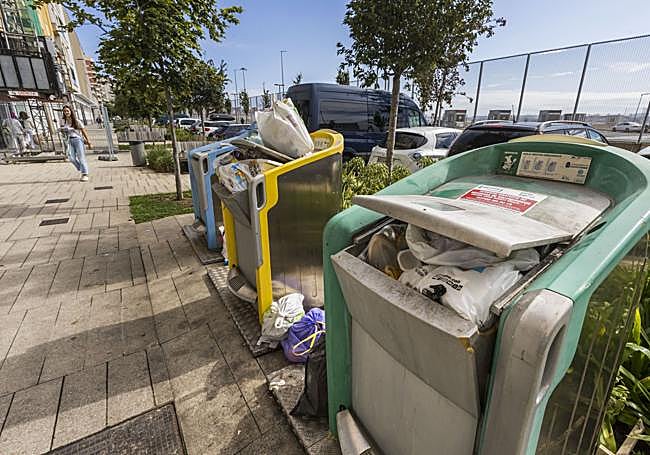 En la calle Antonio López también se acumulan las bolsas de basura junto a este tipo de contenedores subterráneos, lo que, según los propios vecinos, provoca suciedad y malos olores. Ayer a las 11.45 horas.