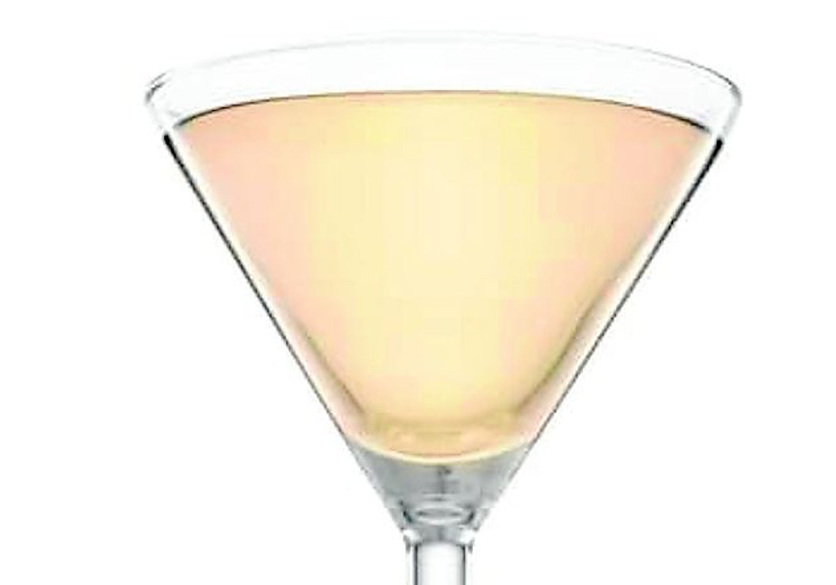 Un Whisper preparado para beber en una elegante copa de cóctel.