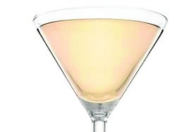 Un Whisper preparado para beber en una elegante copa de cóctel.