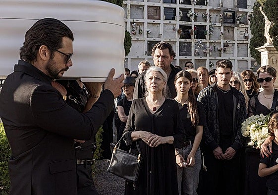 Álvaro Morte y Kiti Mánver en 'Dos tumbas'.