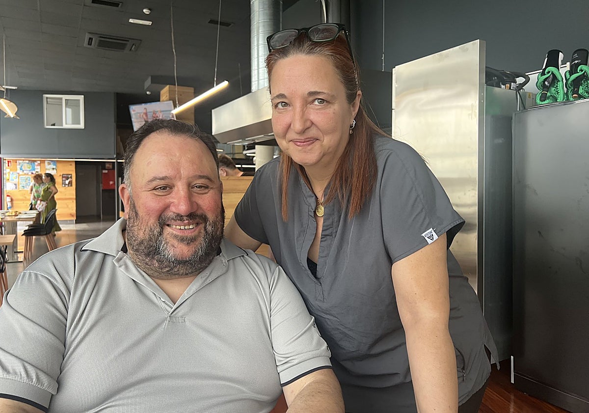 Imagen principal - Rafael Cimiano y Aida Fernández, propietarios junto a algunos de los platos que presentan en carta: media ración de rabas y unos tacos de bonito con huevo escalfado, cebolla y foie.