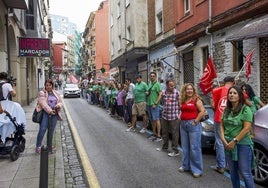 Los docentes rodean este jueves la Consejería de Educación, en una nueva jornada de huelga.