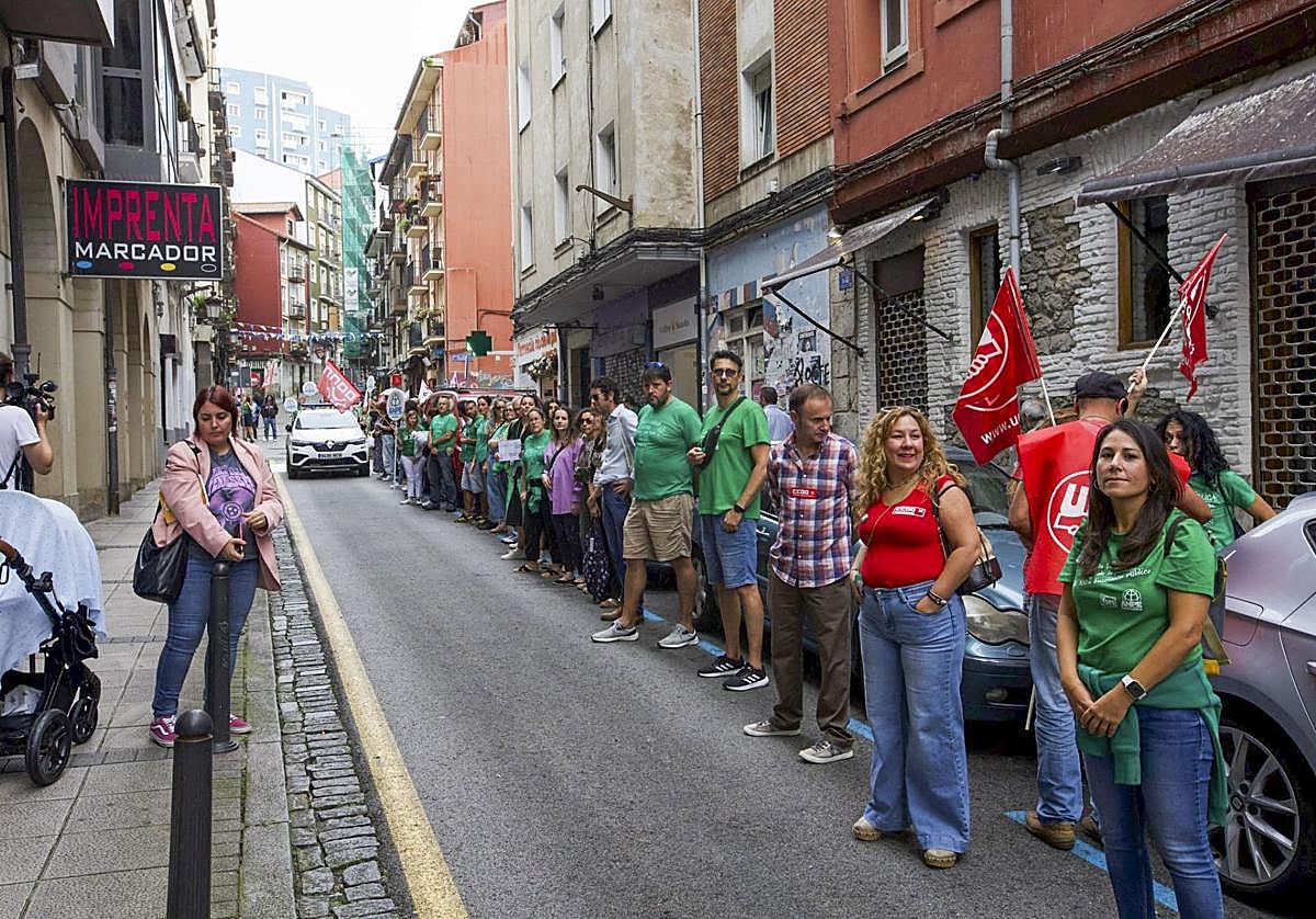 Los docentes rodean este jueves la Consejería de Educación, en una nueva jornada de huelga.