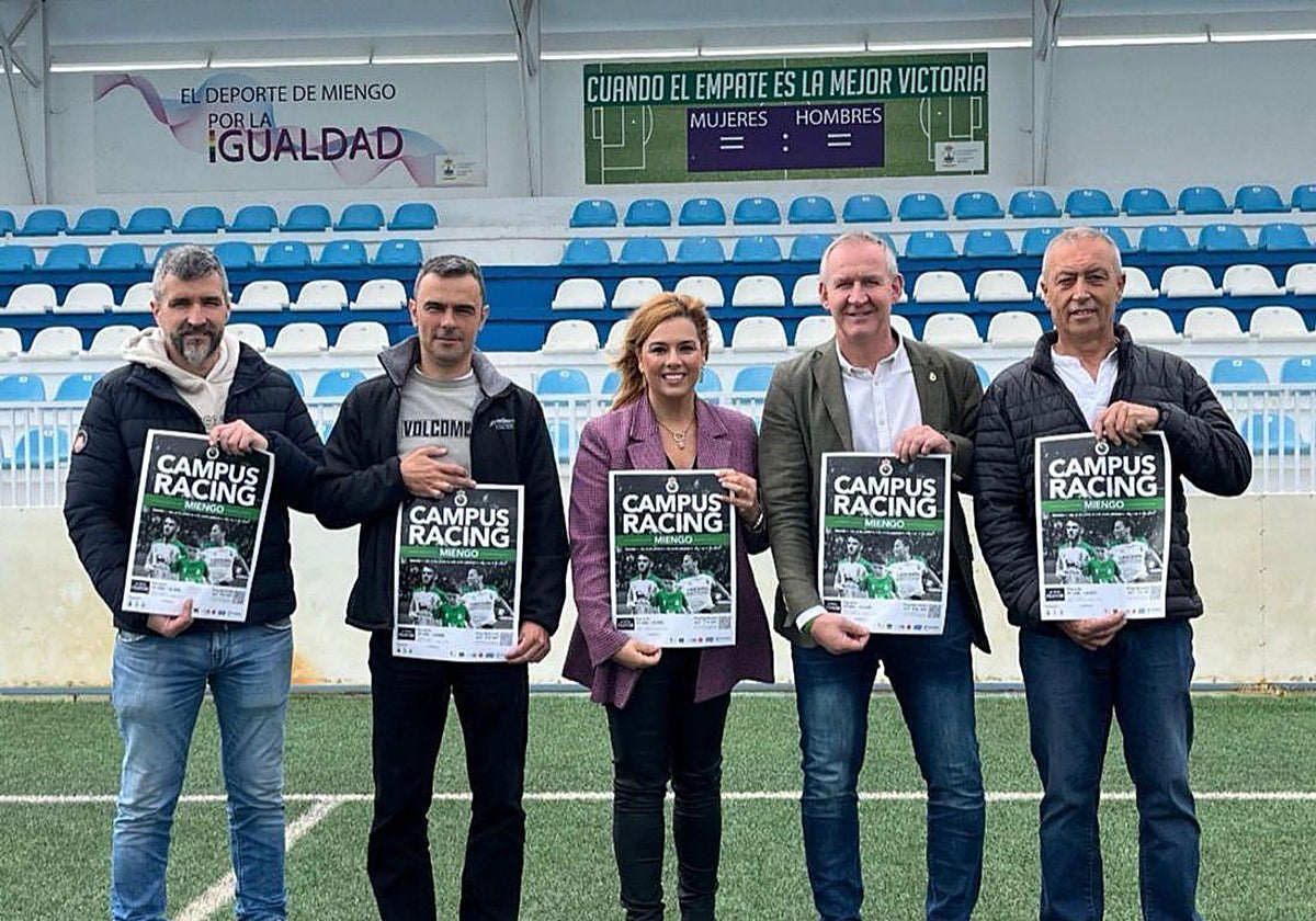 La teniente Alcalde, Elena Castillo, en el centro, junto a integrantes de la Fundación Real Racing Club.