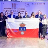 La delegación cántabra, en Chile, con el reconocimiento que acredita a Costa Quebrada como Geoparque de la Unesco.