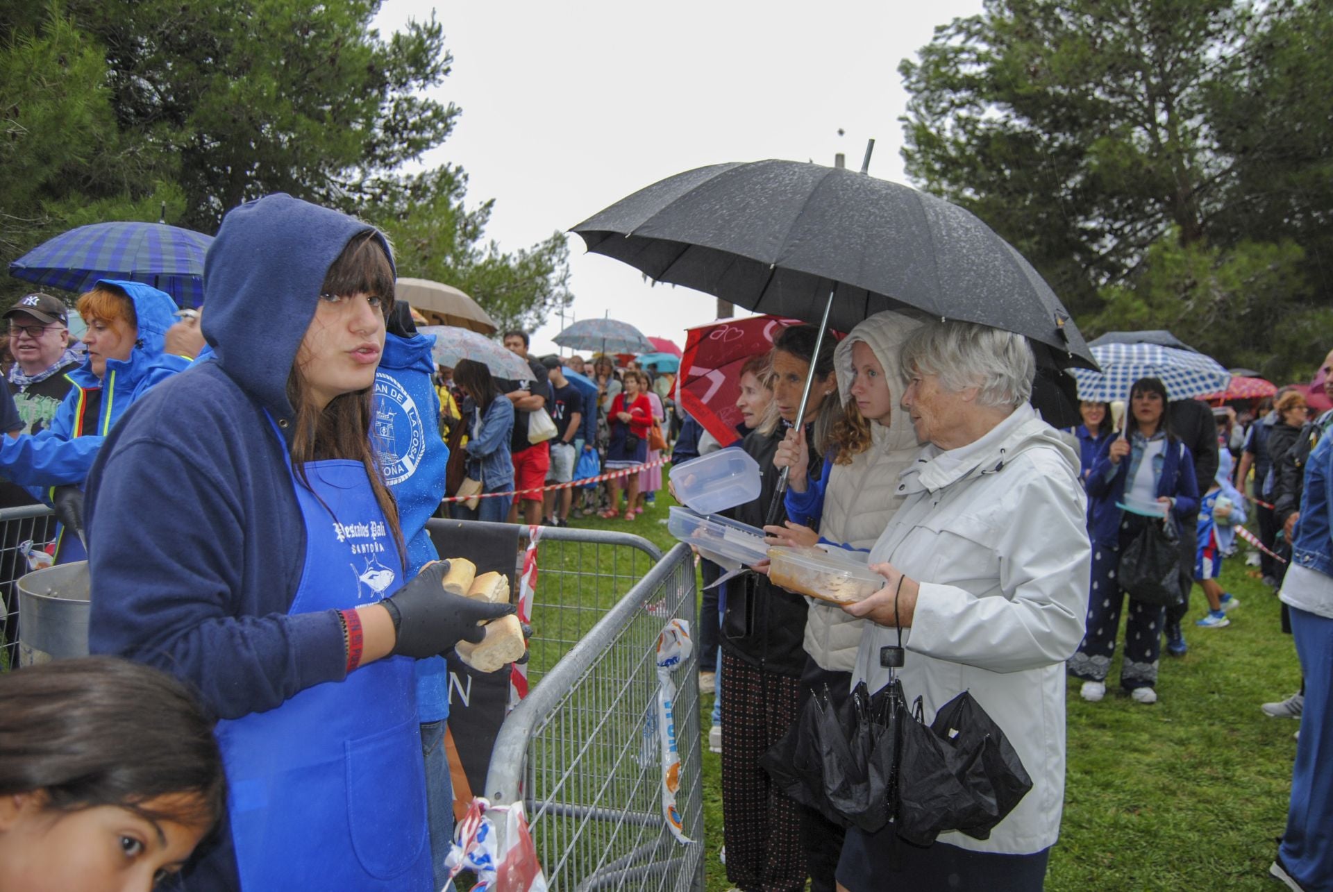 A pesar de la lluvia, miles de vecinos se han acercado con su recipiente para saborear el marmite. 