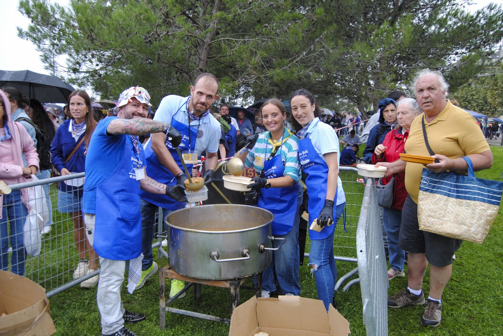 Los integrantes de las peñas han puesto al mal tiempo buena cara sacar adelante la fiesta. 