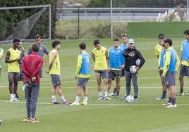 José Alberto da instrucciones a sus futbolistas durante la sesión del miércoles.