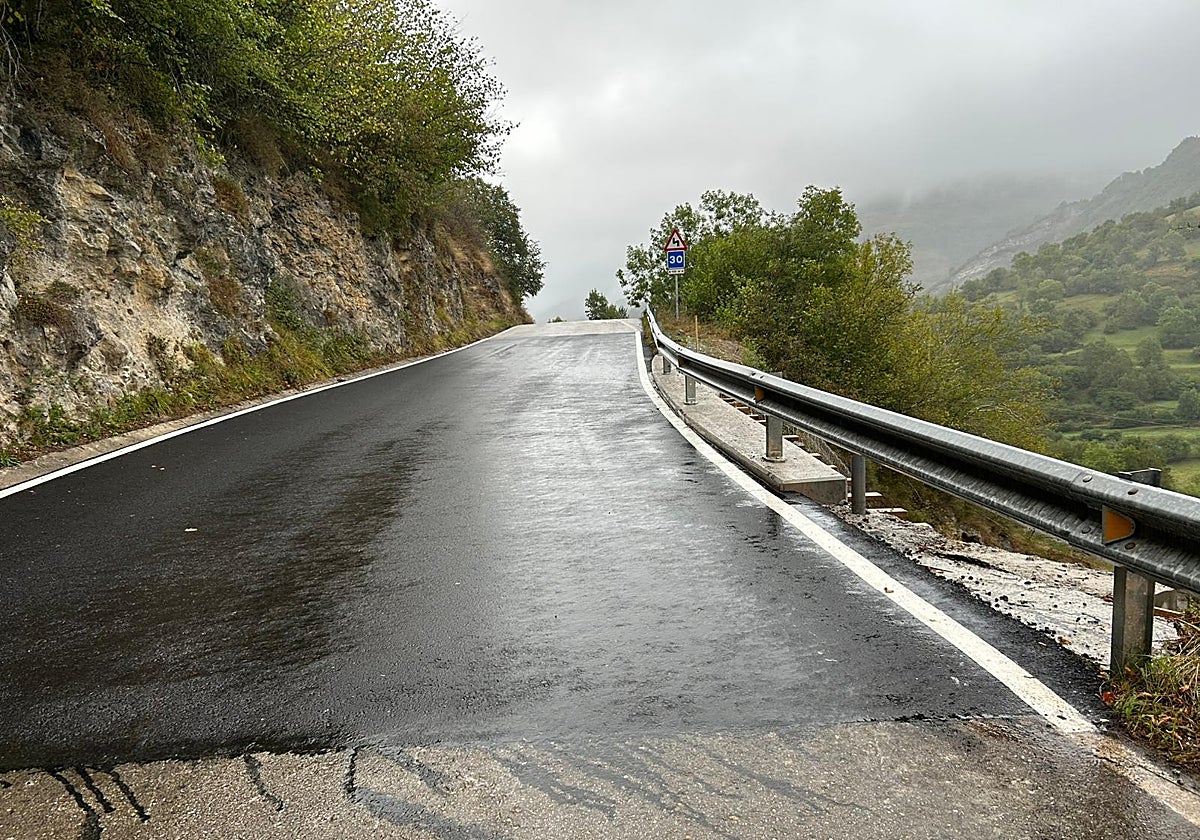 Zona de la carretera de Tudanca que ha sido reparada.