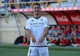 Manu Justo con lacamiseta de la Cultural.