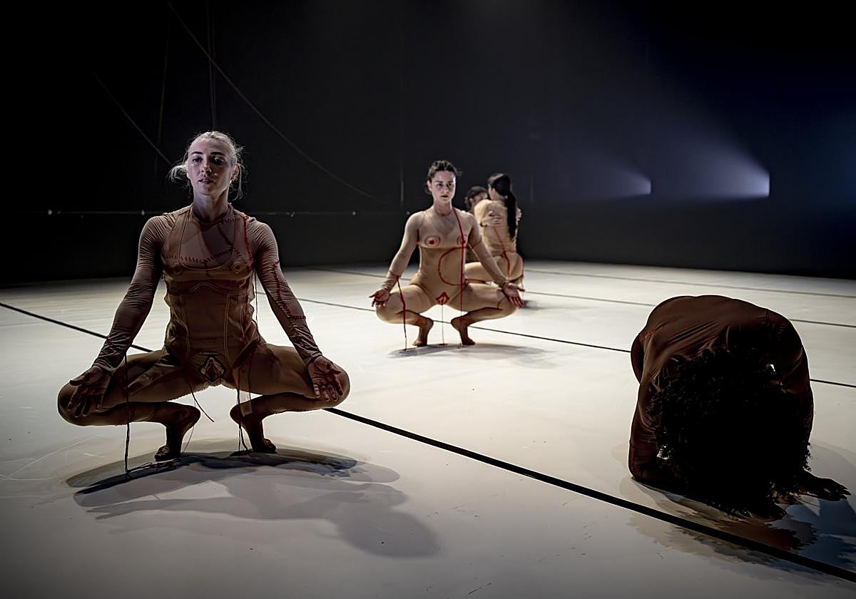 Imagen de la coreografía de 'Lake machine', durante uno de los últimos ensayos de la obra que se estrena esta noche.