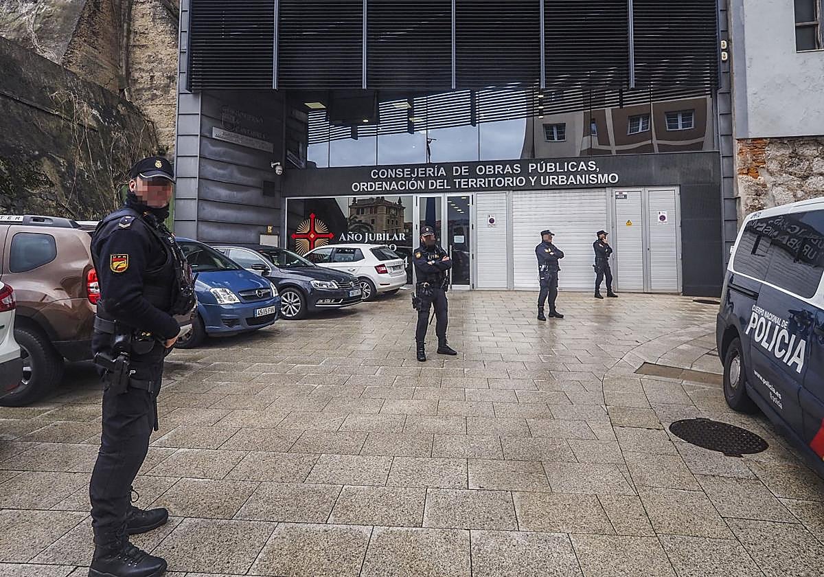 Agentes de la Policía Nacional custodian la Consejería de Obras Públicas el día que estalló el caso.