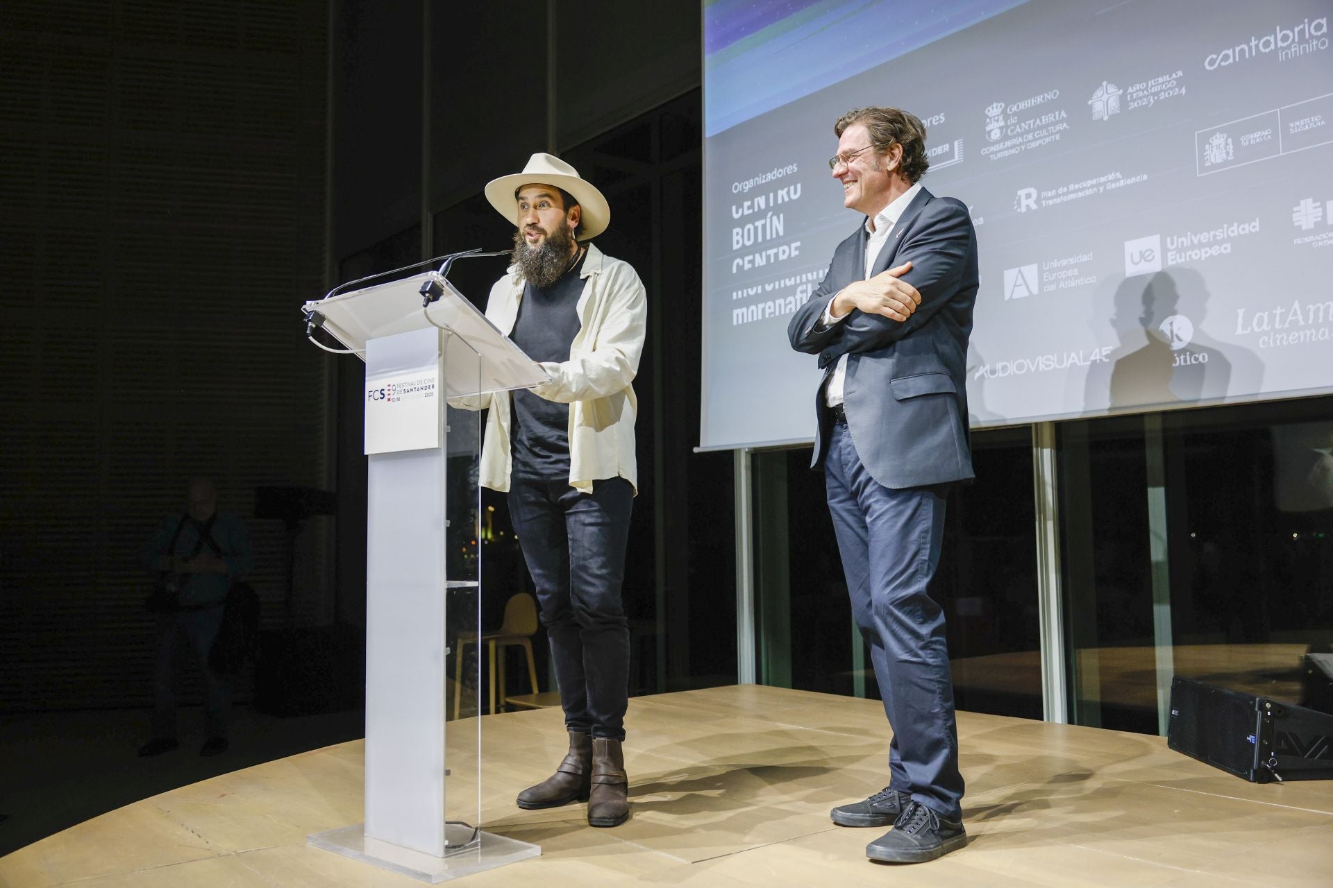 El director de cine Álex Galán abrió la sección Óperas primas con la proyección de 'Valle blanco, gallo negro'.