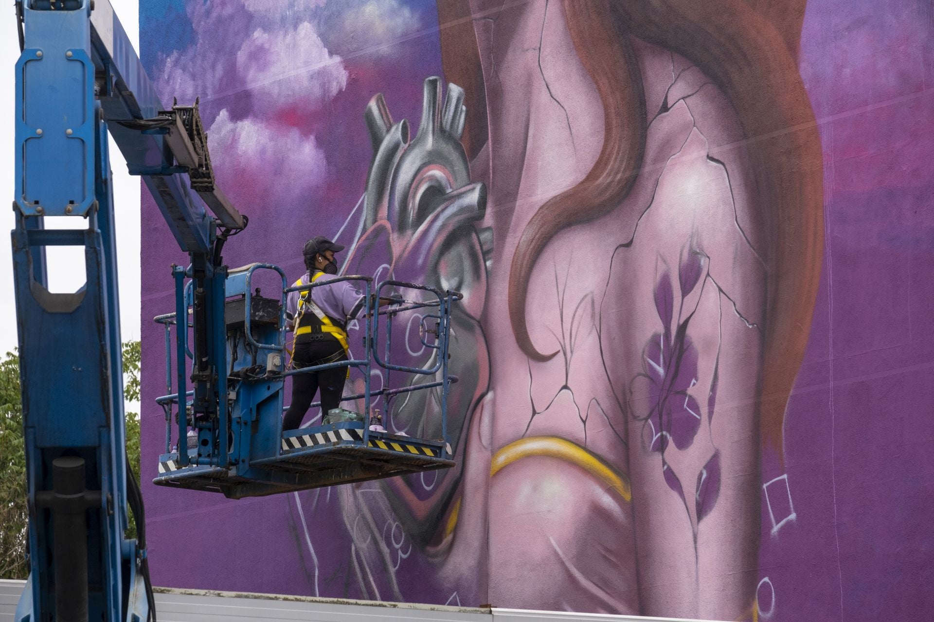 La artista francesa Kal Dea trabajando en su obra ubicada en el paseo de Julio Hauzeur.