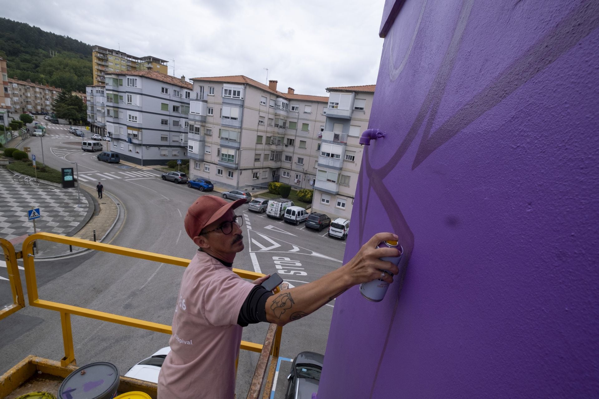 El artista Jank ha trabajo sobre una fachada de la plaza Covadonga.