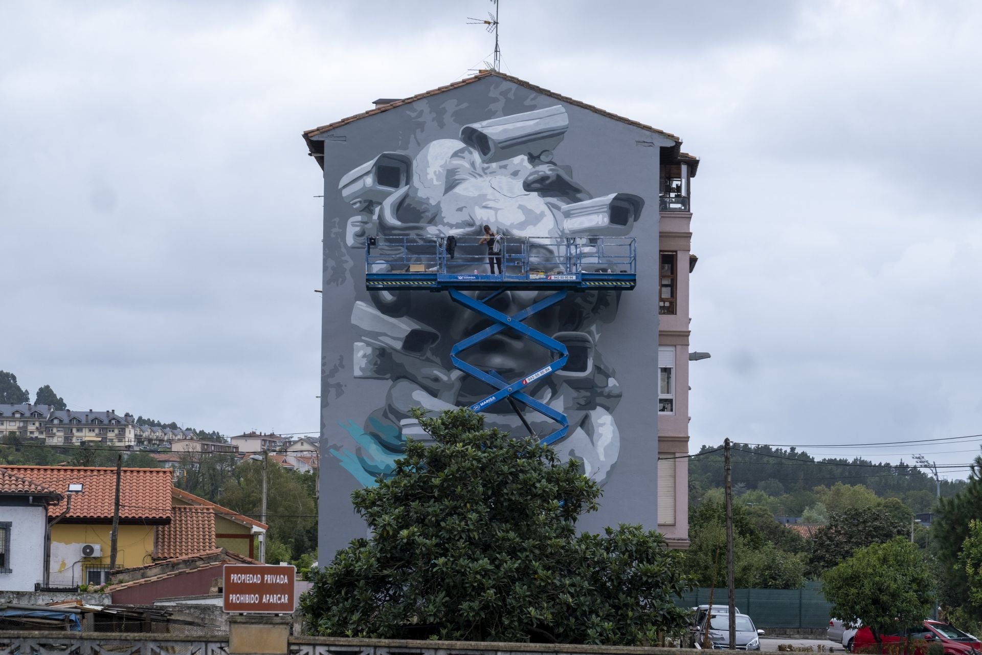 A lo lejos, la artista holandesa JDL, frente a su mural ubicado en Mies de Vega.