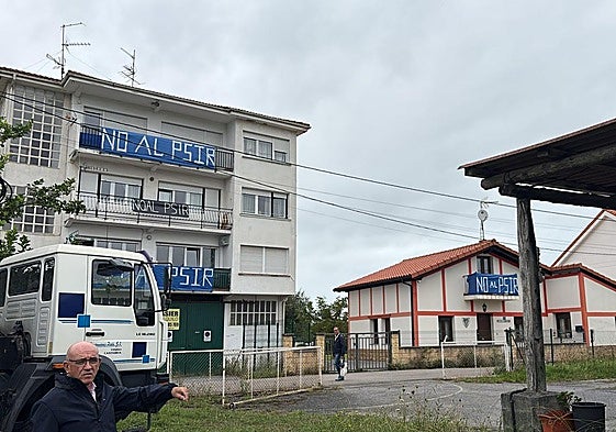 Los vecinos afectados han colocado carteles en contra del proyecto en sus viviendas.