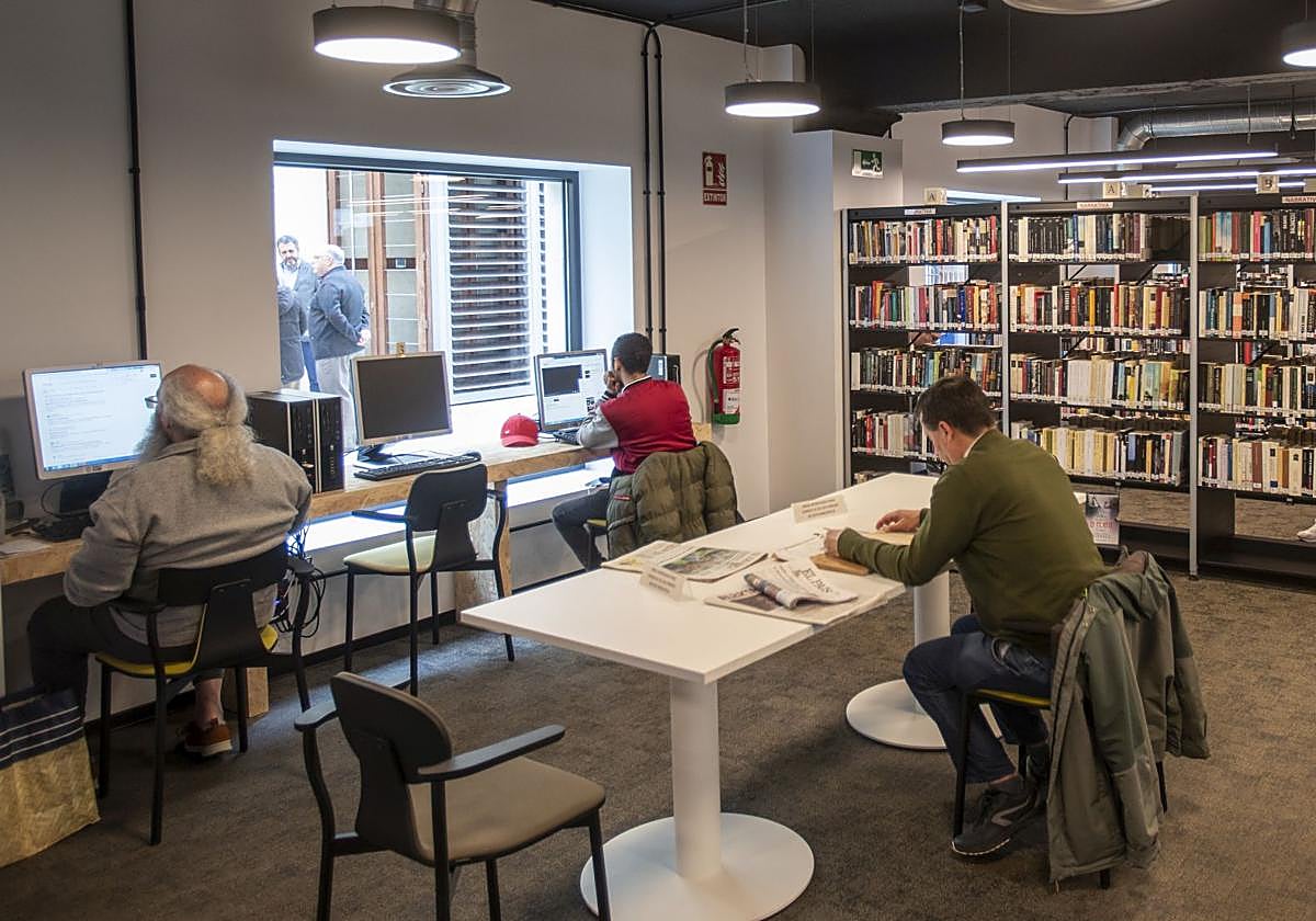 La biblioteca municipal de la calle Gravina, durante su inauguración tras la reforma que finalizó en 2025.