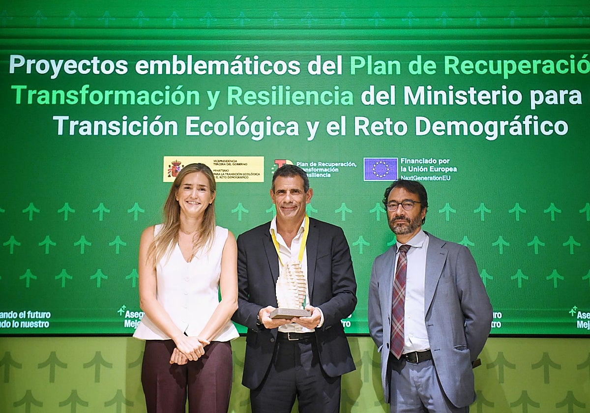 En el centro, el director de la fábrica de Seg Automotive, Iñaki Calvo, recoge el reconocimiento de manos de la ministra para la Transición Ecológica y el Reto Demográfico, Sara Aagesen.