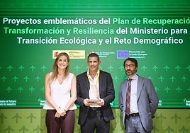 En el centro, el director de la fábrica de Seg Automotive, Iñaki Calvo, recoge el reconocimiento de manos de la ministra para la Transición Ecológica y el Reto Demográfico, Sara Aagesen.