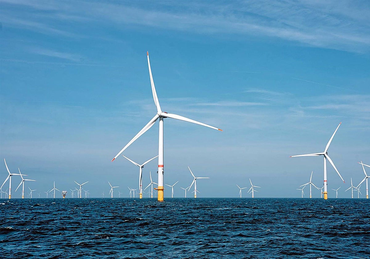 Parque eólico instalado en el mar.