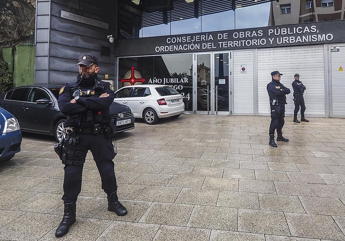 Agentes de la Policía Nacional en la Consejería de Obras Públicas el día que estalló el caso.