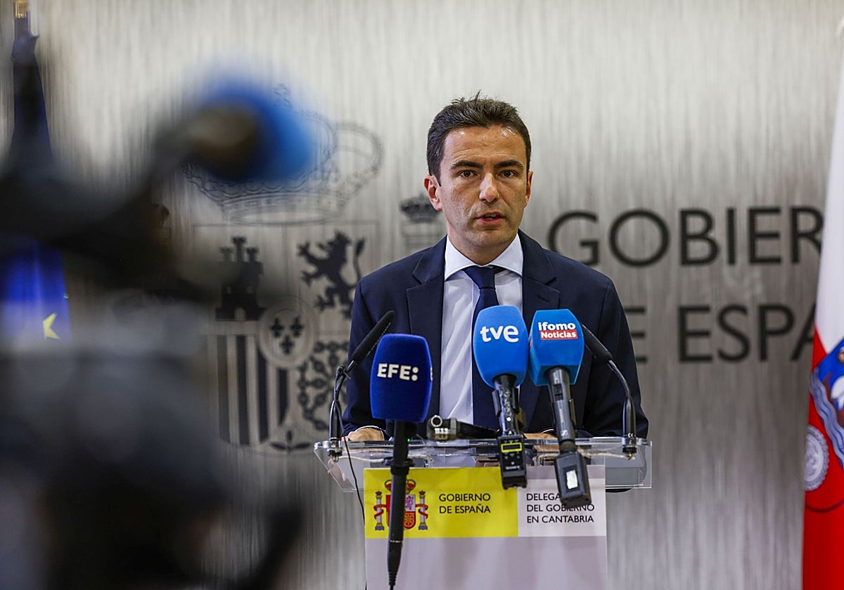 El delegado del Gobierno en Cantabria y secretario general del PSOE, Pedro Casares, durante su comparecencia esta tarde ante los medios.