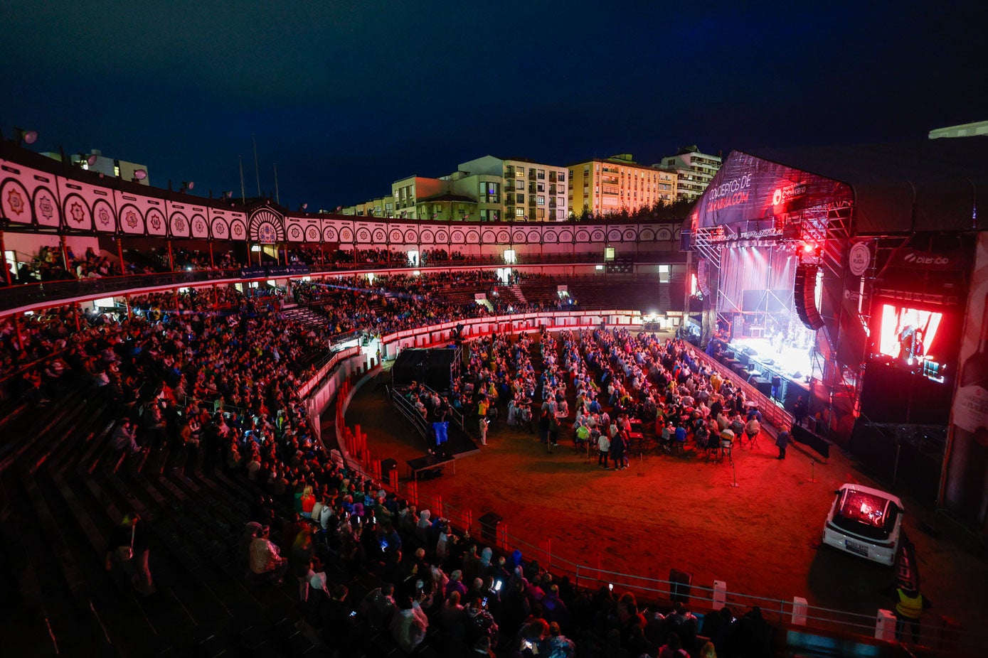 La plaza entera disfrutó del espectáculo de Pimpinela.