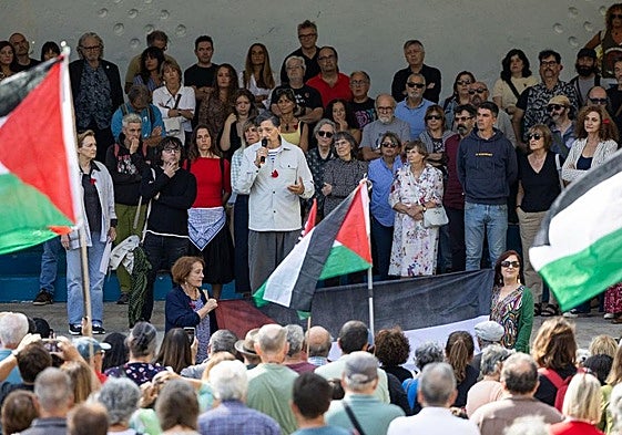 Carlos Bardem intervino al inicio del acto para sumarse a la iniciativa y denunciar «la complicidad que Europa está perpetrando contra el pueblo Palestino», tal como reza el manifiesto