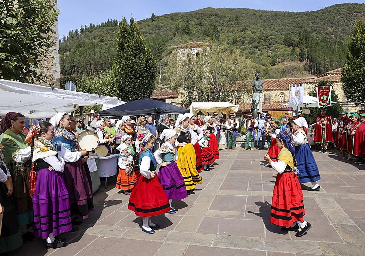 Los integrantes de los grupos folclóricos ofrecieron bailes tradicionales de la comarca.