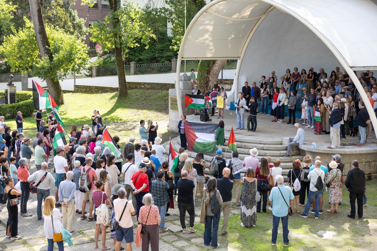 El Auditorio de El Sardinero acogió el acto en el que se leyó el Manifiesto 'La cultura de Cantabria frente al genocidio', que han suscrito más de 150 profesionales de diversos sectores del mundo de la cultura de la comunidad.