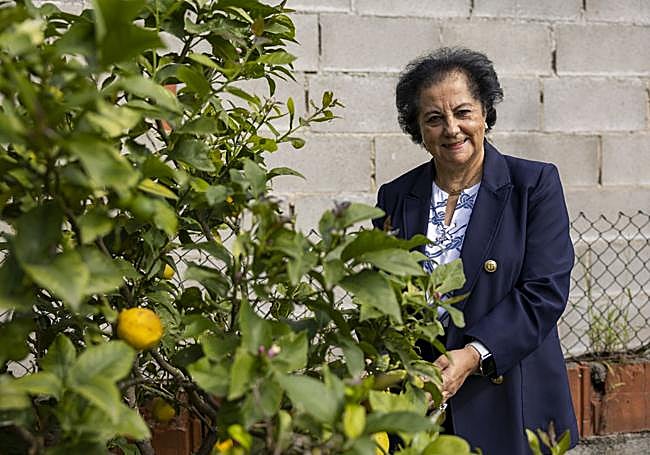 Gilda Ruiloba, en el huerto que tiene en su casa.