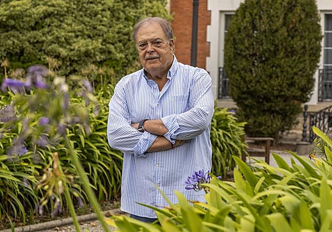 Tino Barrero, en la biblioteca de Polanco.