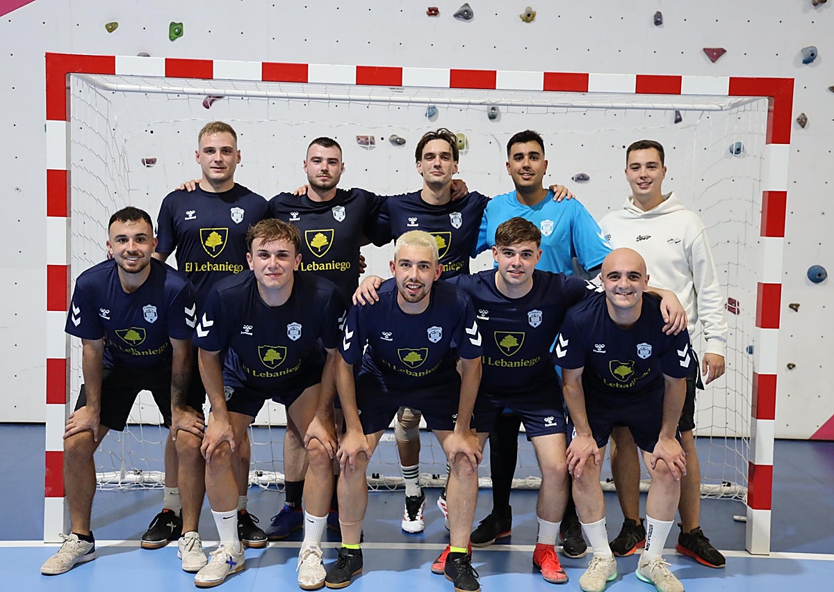 Imagen secundaria 1 - Representantes de una de las peñas que subieron a recoger pañuelos y caja de regalo; el equipo de fútbol sala «Los Lebaniegos», ganador del torneo, e integrantes del grupo «Gran Reserva», durante su actuación en La Serna